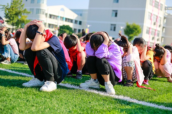 如皋何庄小学:勿忘国耻警醒 防空疏散演练